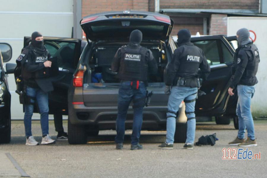 🚨 Arrestatieteam doet inval bij bedrijf in Lunteren 112.press/QGC311 #Lunteren #112Nieuws https://t.co/AoKR00mNfh