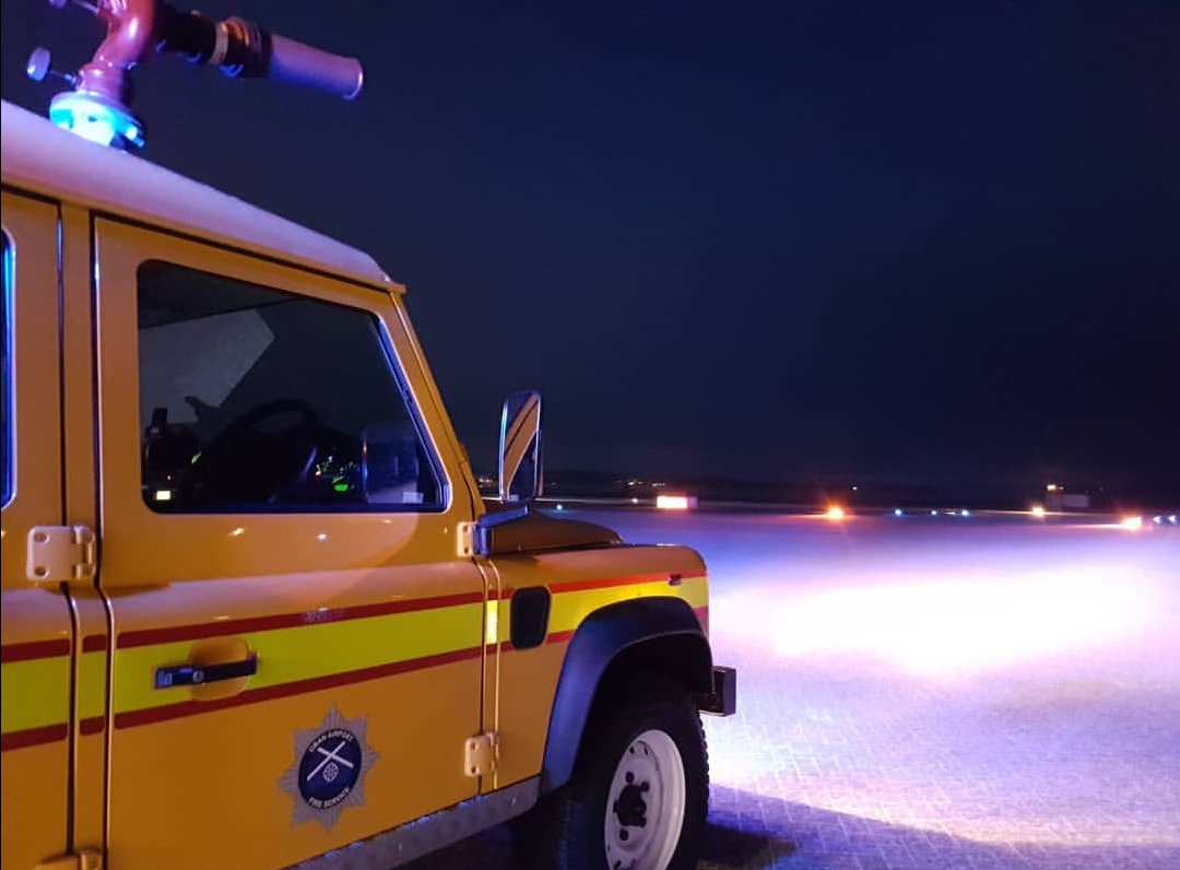 ObanAirport's tweet photo. Some winter scene pics #throwbacktuesday
#obanairport #westcoastofscotland #winterscene #runwayinspection #airfieldinspection #airportsinwinter #obanairportfireservice #airportfireandrescue #landrover #defender #rapidinterventionvehicle https://t.co/6FpFoCyDiQ