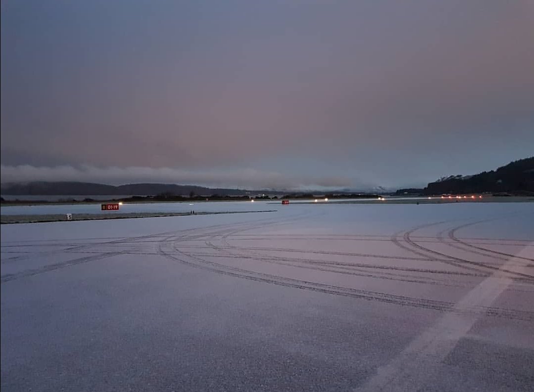 ObanAirport's tweet photo. Some winter scene pics #throwbacktuesday
#obanairport #westcoastofscotland #winterscene #runwayinspection #airfieldinspection #airportsinwinter #obanairportfireservice #airportfireandrescue #landrover #defender #rapidinterventionvehicle https://t.co/6FpFoCyDiQ