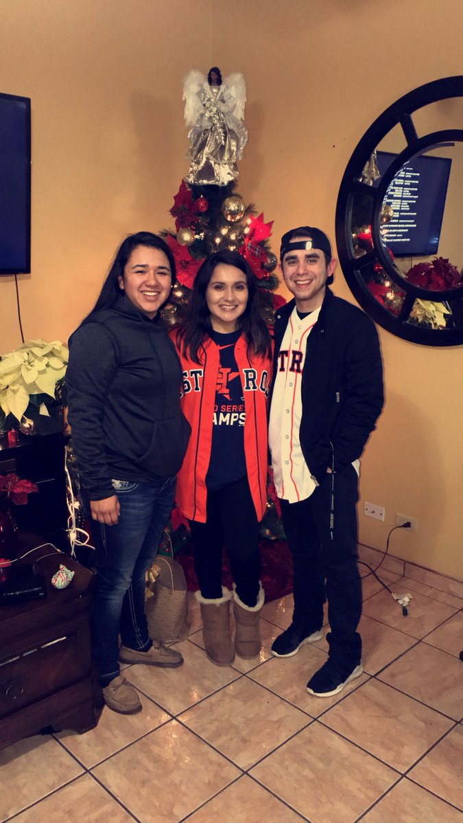 Aliciapuentes__'s tweet photo. Love and miss y’all so much😭💛💛 https://t.co/MzMdcH3WSv