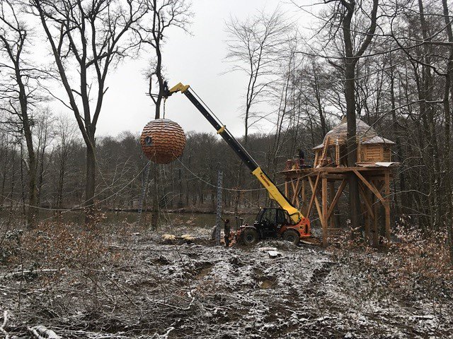 NIDPERCHE's tweet photo. Work in progress!! Une nouvelle cabane reliée à un #lovnid pour le domaine des Grands Reflets par @NIDPERCHE #workinprogress #nidperche #cabane #treehouse #lovnid #cabin #cabinlove #cabinlife #wood #woodproduction #wild https://t.co/cEzF3ct9mn