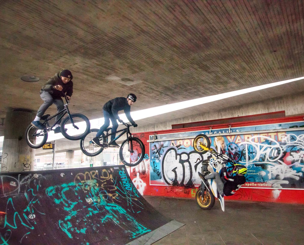 DavidBostStunt's tweet photo. Some kind of Urban Supermoto 😏

#stuntriding #wheelie #gehtsteil #derbost #bmx #mtb #urban #doepicshit #bosthaft #davidbost #supermoto #bikelife #supermotard  #bikegeneration #motorrad #SupermotoNation #MotardMafia https://t.co/dhfKjwbe0P