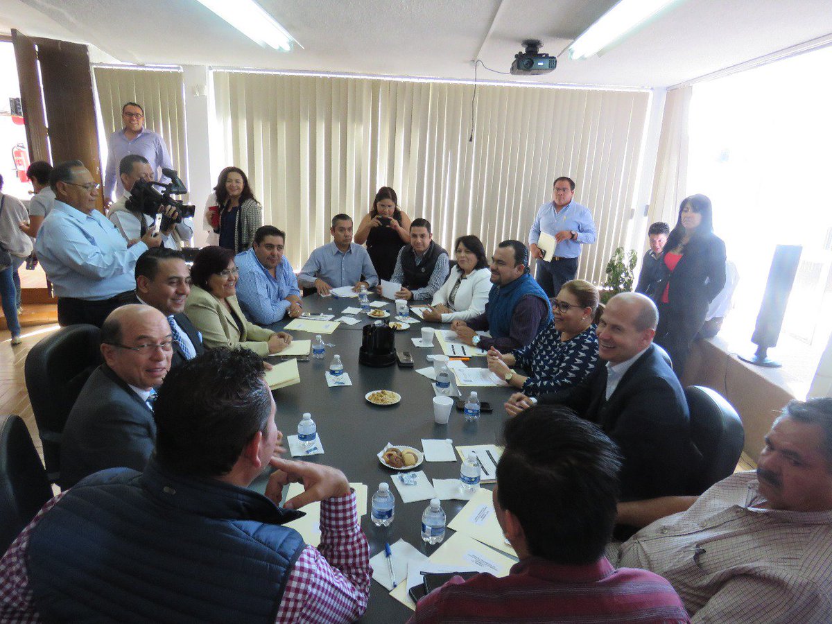 MorelosCongreso's tweet photo. Atienden integrantes de la #MesaDirectiva #JuntaPoliticaydeGoberno y #ComisióndeHacienda del #CongresoMorelos petición de los magistrados del #TEE para una ampliación presupuestal. #DialogoyCompromiso #Morelos https://t.co/OjC3cbIrad