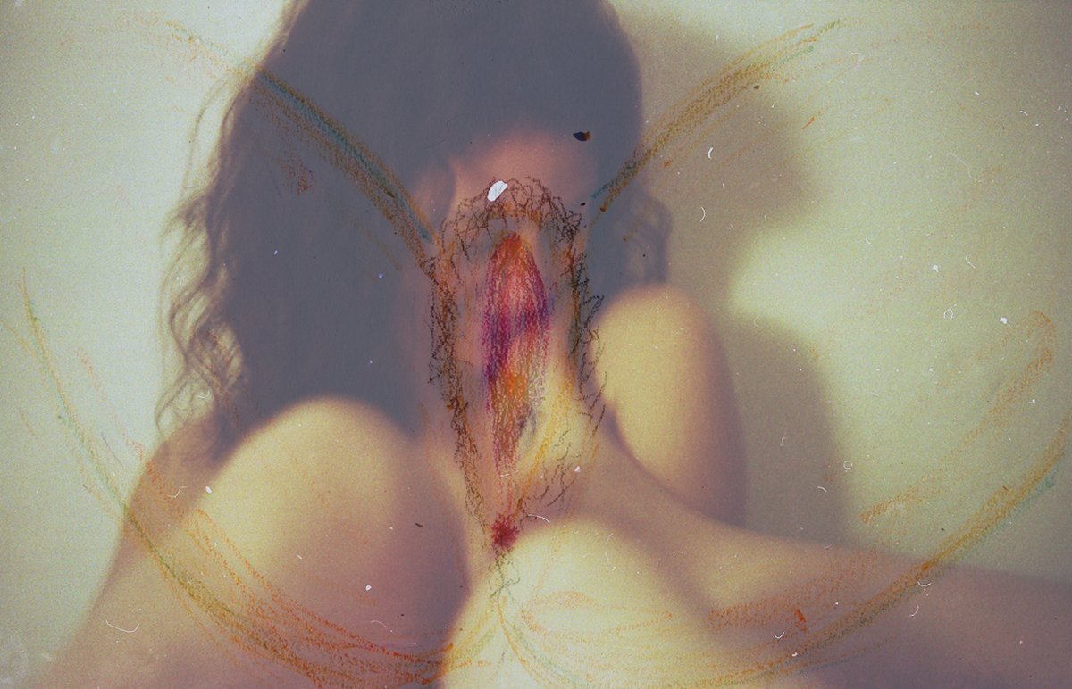 revistaderiva's tweet photo. [MAGAZINE] 'Dibuixa el teu cony' https://t.co/eP2duDMHER Participem en un taller de sexualitat que busca revertir una educació basada en fer invisibles el cos i el plaer de la dona. Per @LaiaSero amb fotografies d'@helenroura #SomCos https://t.co/0q0UzXFvBf