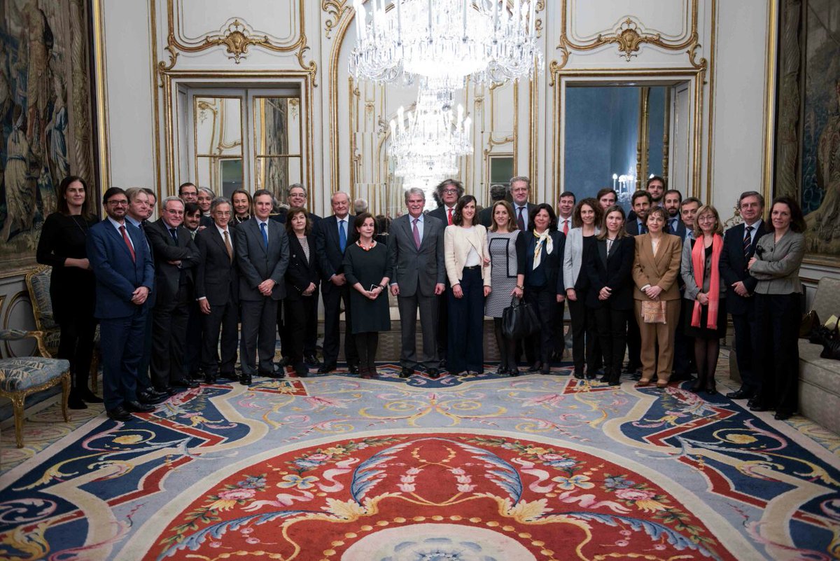 Trabajando por un servicio diplomático profesional y de calidad. Encantado de haber recibido a los representantes de la carrera diplomática. Al servicio de los españoles en todo el mundo.