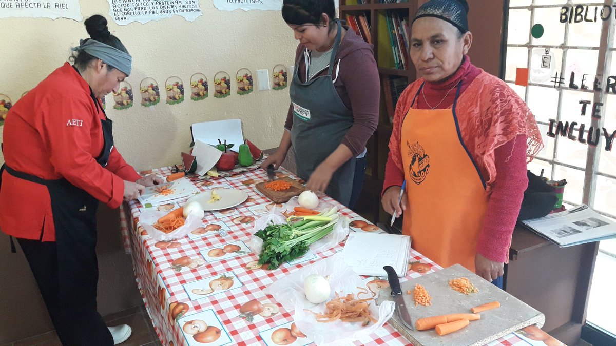 zurdo_chavez's tweet photo. Desarrollo del Curso de Gastronomía para el equipo de voluntarias de Comedores Comunitarios impartido por el Servicio Nacional de Empleo!!!!!
#TeInvitoAComer #TeamChihuahua https://t.co/fhfIHasErr