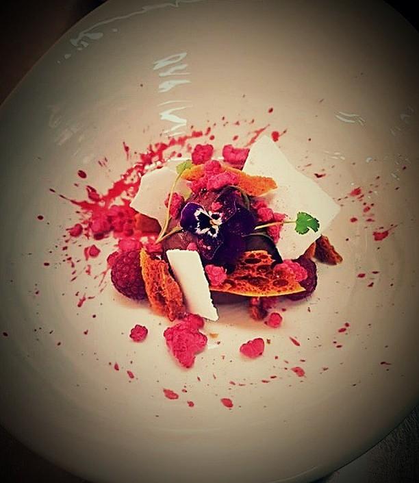 Hannaht49832837's tweet photo. Chocolate and honeycomb and raspberries #illnevergetabs #oneofyour5aday https://t.co/b92UYllCLL