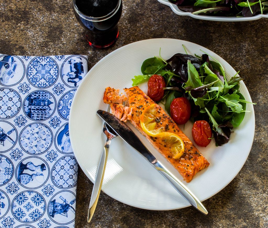 FIMICC1's tweet photo. This silverware set is carefully made to fulfill its purpose with a minimal effort. 🍽️⠀

Take a look at our Flatware set on #amazon 🚚

#salmon #tomato #fimicc #salad #flatware #flatwareset #gold #goldplated #luxury #luxurylifestyle https://t.co/Fo0VytYE9n