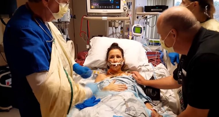 elheraldoco's tweet photo. #EnVideo | La sorprendente reacción de una mujer que respira por primera vez luego de ser trasplantada
https://t.co/DNYpk1tgWk https://t.co/1cL9XAffVt