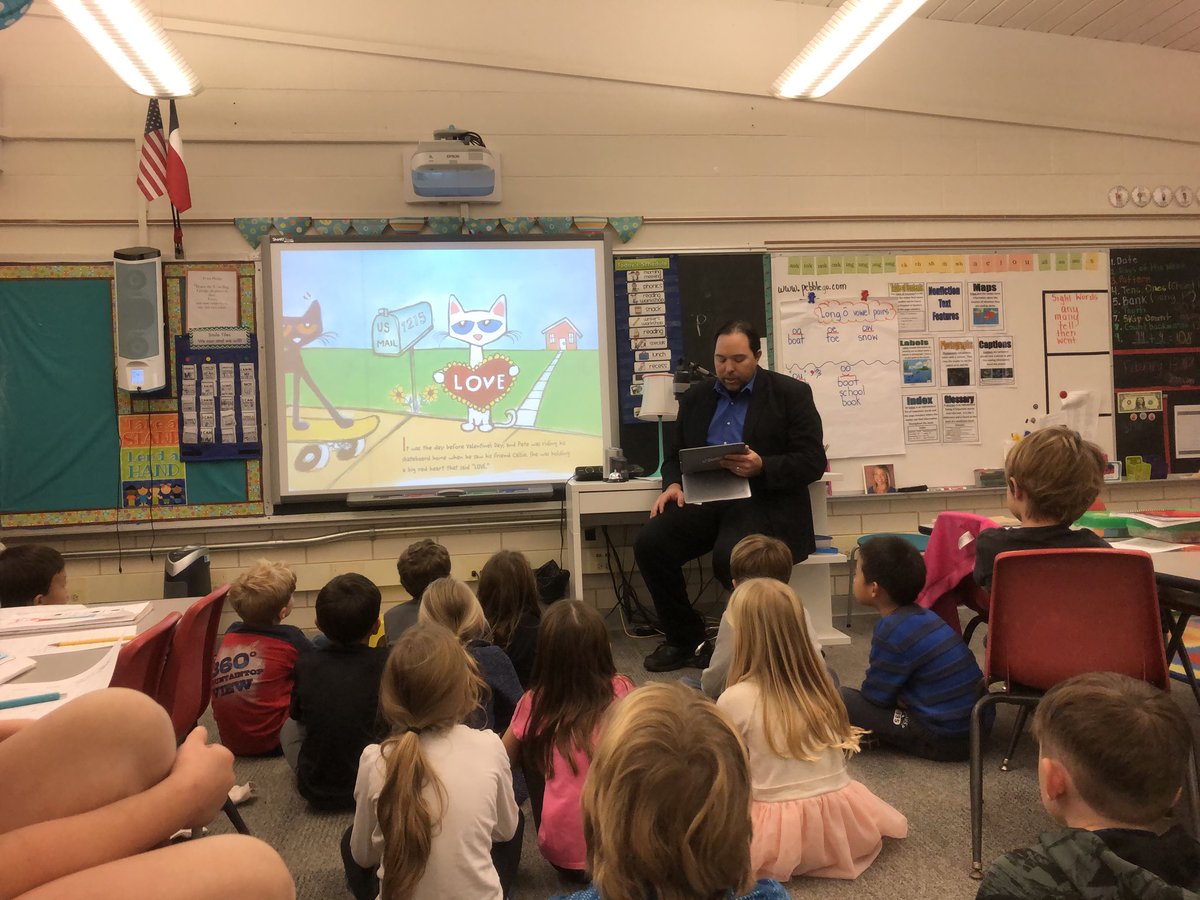 iVengers's tweet photo. @mrhooker was the Mystery Reader in First Grade today! https://t.co/QHklFyGC1j