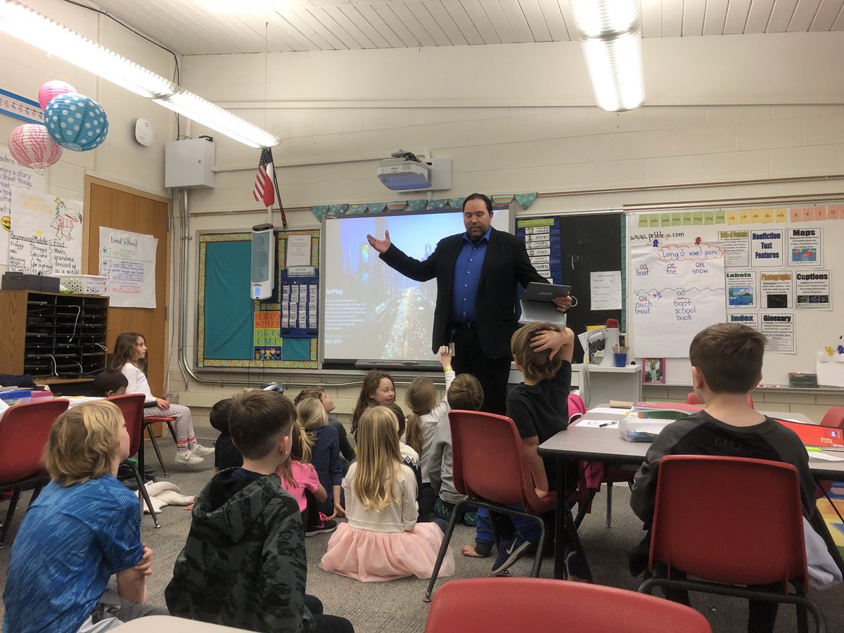 iVengers's tweet photo. @mrhooker was the Mystery Reader in First Grade today! https://t.co/QHklFyGC1j