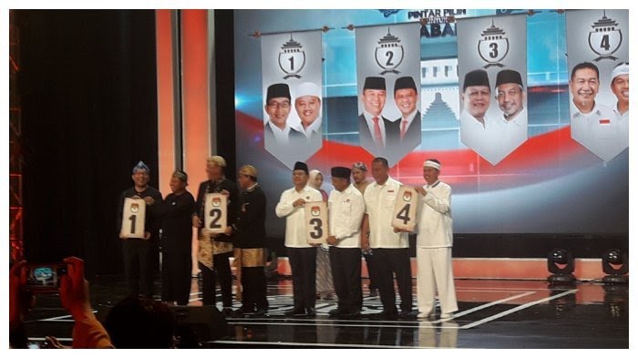 Agsos_subang's tweet photo. Nomor Urut Paslon Gubernur/Wakil Gubernur Jabar :

No 1 : Ridwan Kamil-Uu Ruzhanul
No 2 : Tb Hasanuddin-Anton Charliyan
No 3 : Sudrajat-Akhmad Syaikhu
No 4 : Deddy Mizwar-Dedi Mulyadi

#KpuMelayani
#KpuSubang
#PilgubJabarSemarak
#PilkadaSerentakGembira
#PilkadaSubangBahagia https://t.co/QjaKXeK1ec