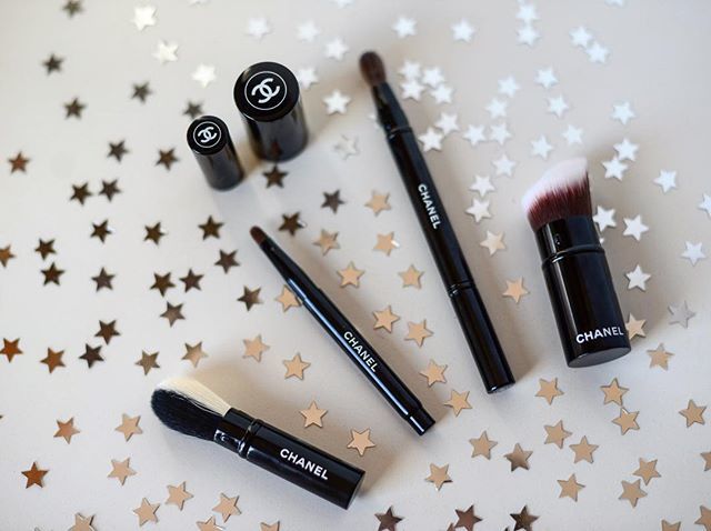 NEOandLIME's tweet photo. The magic utensils. They're called Indispensables de Chanel. And it's for a good reason. 😝 #chanelbeauty #makeuplovers #chanelbrush #makeupbrushset #chanelbrushset #makeupcollector #chanelmakeup #chaneladdict #makeupbrushkit #chanelmakeup #makeupbrus… https://t.co/JBvkzgNV8O https://t.co/Dus3LreNBN