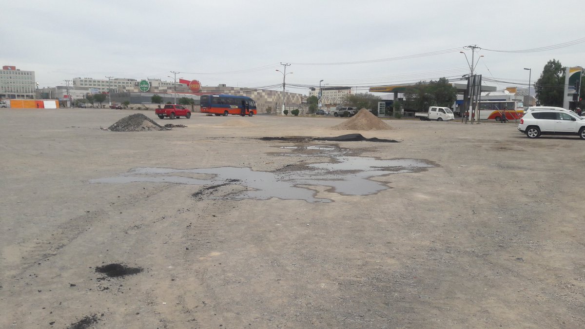 RedCivilCalama's tweet photo. #CALAMA 
#CONTAMINACION
EMPRESA "BITUMIX" QUIEN REALIZA LA PAVIMENTACIÓN DE CALLE LATORRE. REALIZA EL VACIADO Y PREPARACION DE ASFALTO DIRECTAMENTE SOBRE TERRENO NATURAL CONTAMINANDO EL SUELO INCUMPLIENDO MEDIDAS MEDIO AMBIENTALES Y SIN ÁREA SEGREGADA PARA AISLAR A LA COMUNIDAD https://t.co/rhlnmflObt