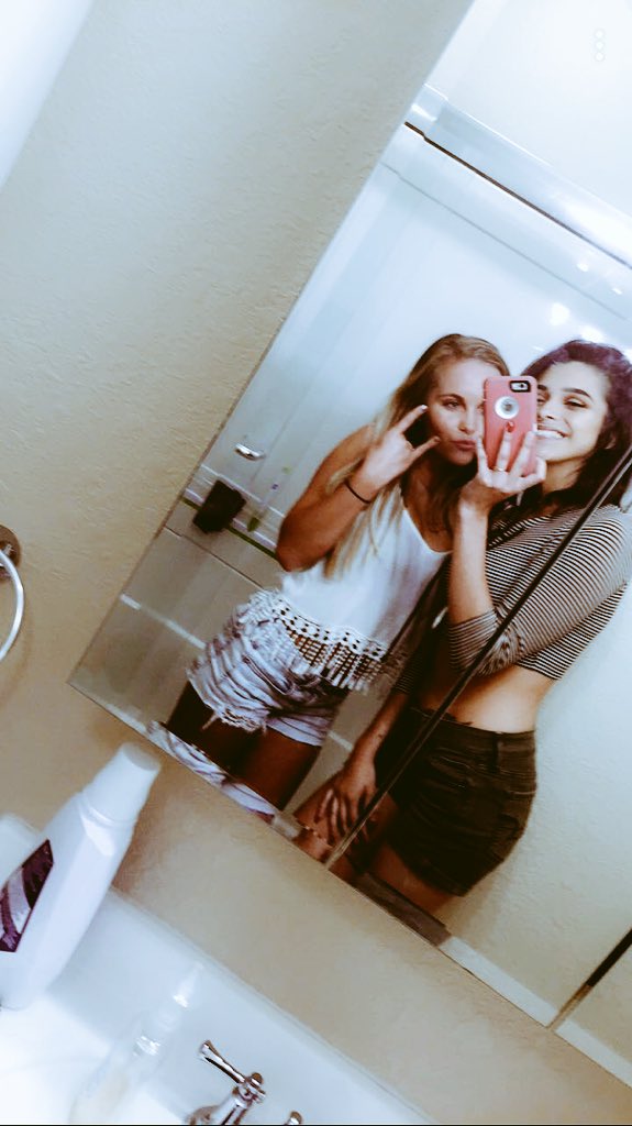 lily__rae's tweet photo. Happy birthday Amanda! 💗hope you have a good birthday in cali! I miss you &amp; I'm gonna try to visit sometime soooon! 🎉🎉💖 https://t.co/gNOXgb5FFI