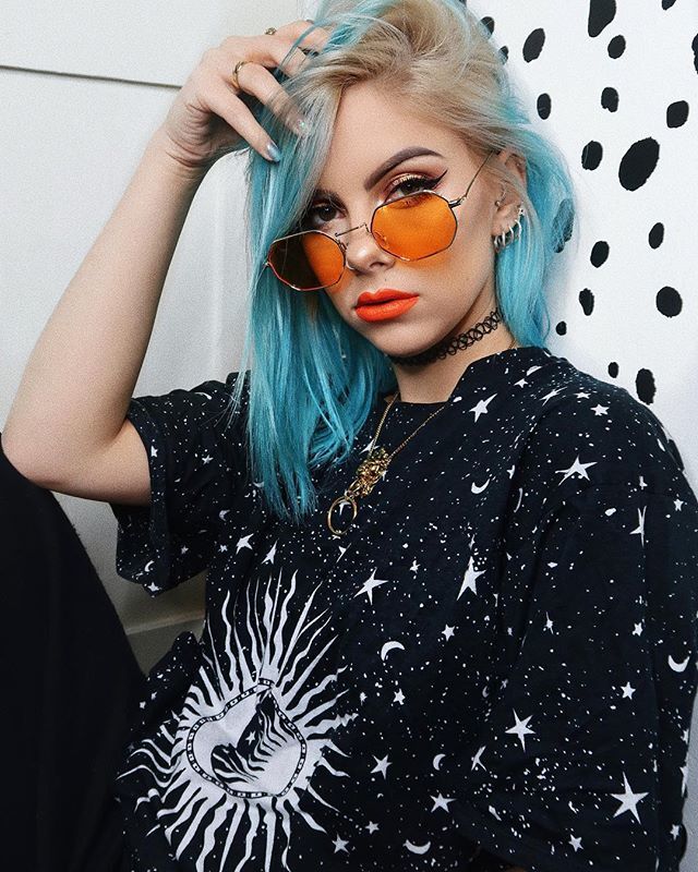 SophieHannnah_'s tweet photo. I can’t stop wearing colourful sunglasses 🧡 Can it just be summer already?! Sunglasses: @prettylittlething 
Tee: @motelrocks 
Necklace: @rocknrosegirls 
Lipstick: @maccosmeticsuk Retro Matte 
#bluehair #blonderoots #orangelip #motelrocks #maccosmetics https://t.co/U8kh7cq539 https://t.co/LRRgDgOcc1