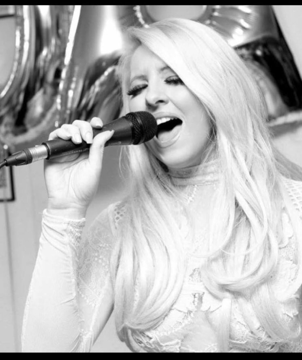 lissjonesmusic's tweet photo. Sing like no one’s watching  😉😘😘#singersongwriter #TheVoice https://t.co/xjXrhpHaL9