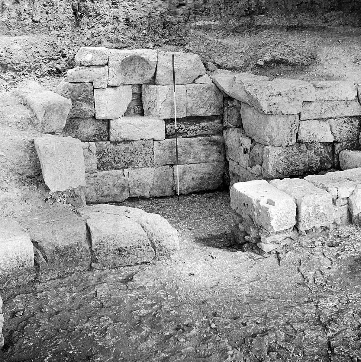 Lau_restorer's tweet photo. Le sacellum du Grand théâtre de Vendeuil-Caply a été découvert en 1971 lors des fouilles. Sa niche était alors complète, et présentait encore un décor peint ! #peinturemurale #architecture #patrimoine #archéologie @ArcheoOise @Inrap @Inp_patrimoine https://t.co/ZaJNBdpKOY