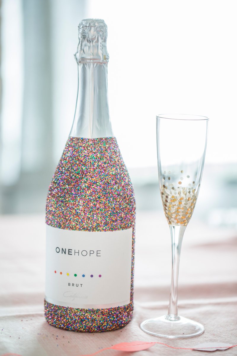 ONEHOPEWINE's tweet photo. Some more Galentine’s Day inspo coming atcha! Think: sweet treats, champagne and cute decorations. See our Insta Stories for how to host the perfect Galentine’s Party! 
Planning/styling: @greetabl 
Flowers: @lesbouquetsflorals 
Decor: @merimeriparty https://t.co/c5Na8TWLHJ