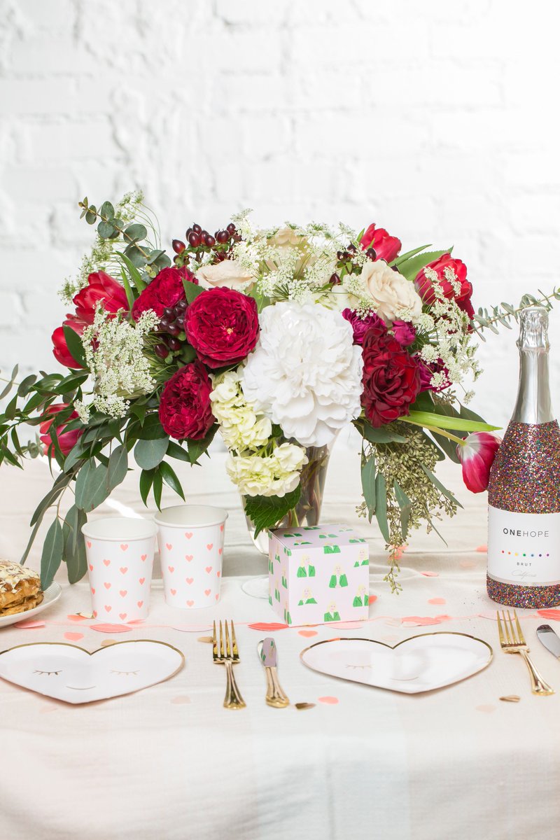 ONEHOPEWINE's tweet photo. Some more Galentine’s Day inspo coming atcha! Think: sweet treats, champagne and cute decorations. See our Insta Stories for how to host the perfect Galentine’s Party! 
Planning/styling: @greetabl 
Flowers: @lesbouquetsflorals 
Decor: @merimeriparty https://t.co/c5Na8TWLHJ