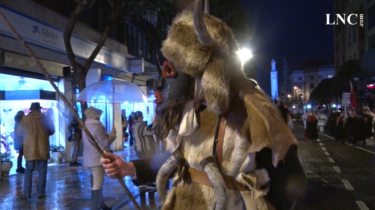VÍDEO y GALERÍA DE FOTOS |  Los antruejos se adueñan de las mojadas calles de #Leonesp. bit.ly/2EECkgY