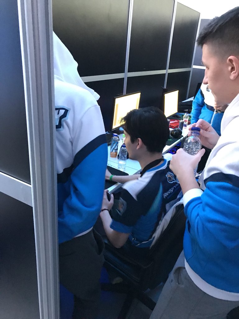 Chetirk4's tweet photo. Team talk for RoomFactory after loosing Team Liquid 2-0. #SixInvitational #roomfactory https://t.co/fL6f2KcYth