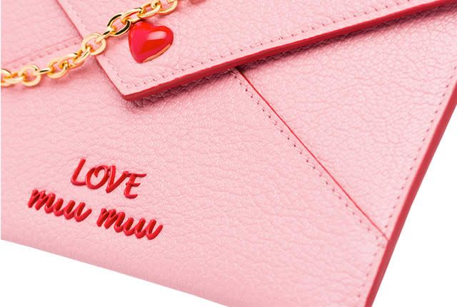STYLEAMERICAmag's tweet image. Conoce la colección cápsula de #Bolsos y accesorios de @MIUMIUofficial para #SanValentín visitando: buff.ly/2F17oFp #StyleAmericaModa