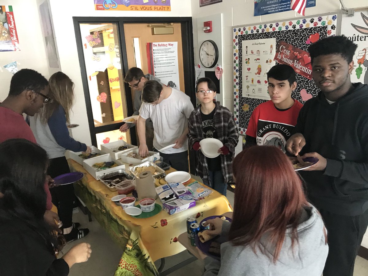 amanda_lebrun's tweet photo. Celebrating Mardi Gras in the French Classes!!! #FatTuesday #grantmindset @GrantBulldogs https://t.co/FAoohSh9DD