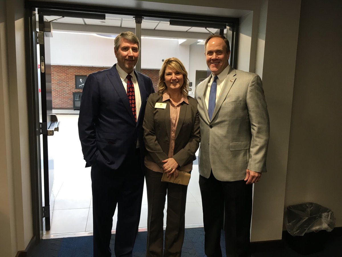 Where thee Buckaroos are gathered together anything can happen! <a href="/barker_sonia/">Sonia Eubanks Barker</a> and Les Warren who apparently does not tweet but looks good in that jacket!