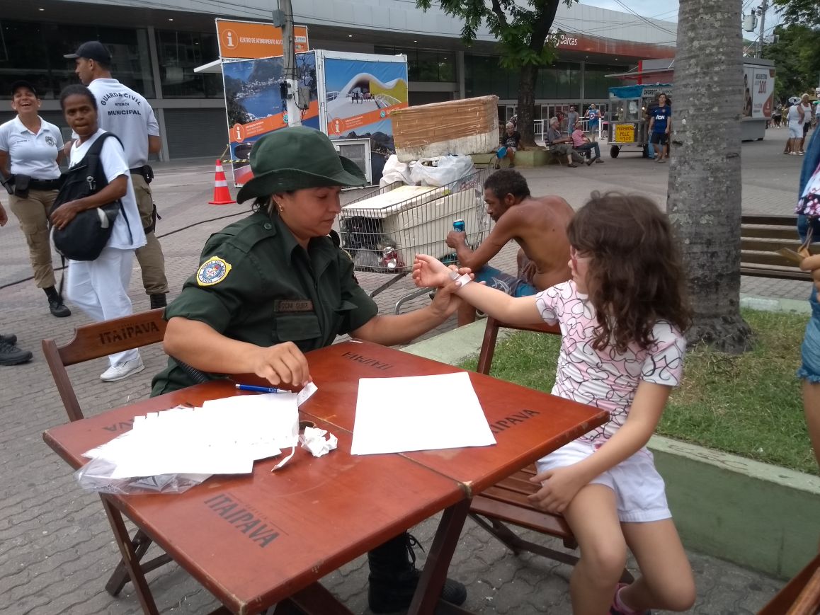 SEOPNITEROI's tweet photo. Tudo pronto para o desfile na Rua da Conceição! A Guarda Civil Municipal já está presente! https://t.co/0u2j7YatIx