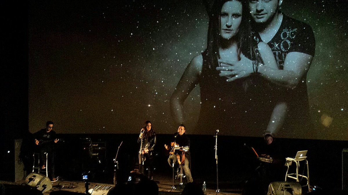 adelyjess's tweet photo. Gran noche de concierto en Valencia!! Gracias a tod@s los que haceis posible que los sueños sigan su camino...#emociones #fuerza #corazon #alma y #pasión unidos por grandes músicos y nuestras voces ..Gracias a tod@s!! 😊🎤🎸🎶🎹🎵😘❤😘💋💋 https://t.co/6D9RgPnKN0