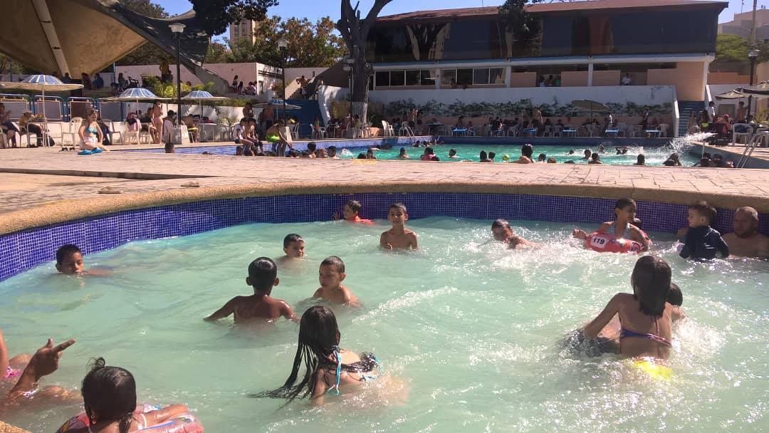 CIDEZ's tweet photo. ¡Disfrutando en familia este Carnaval 2018! 🔴Agremiados solventes y familia gratis (padre madre hijos y esposa) 🔴Público General: Adultos 15mil Niños 10mil
#CIDEZ #Zulia #Carnaval #Gremio #Carnaval2018 https://t.co/r9n1cWhsW0