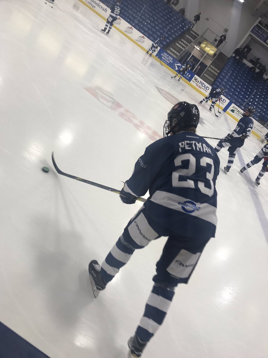 USAHockeyArena's tweet photo. Finland and the Czech Republic are done warming up, puck drop is coming up at 3:30! #FINvsCZE https://t.co/7KSAIARb4g