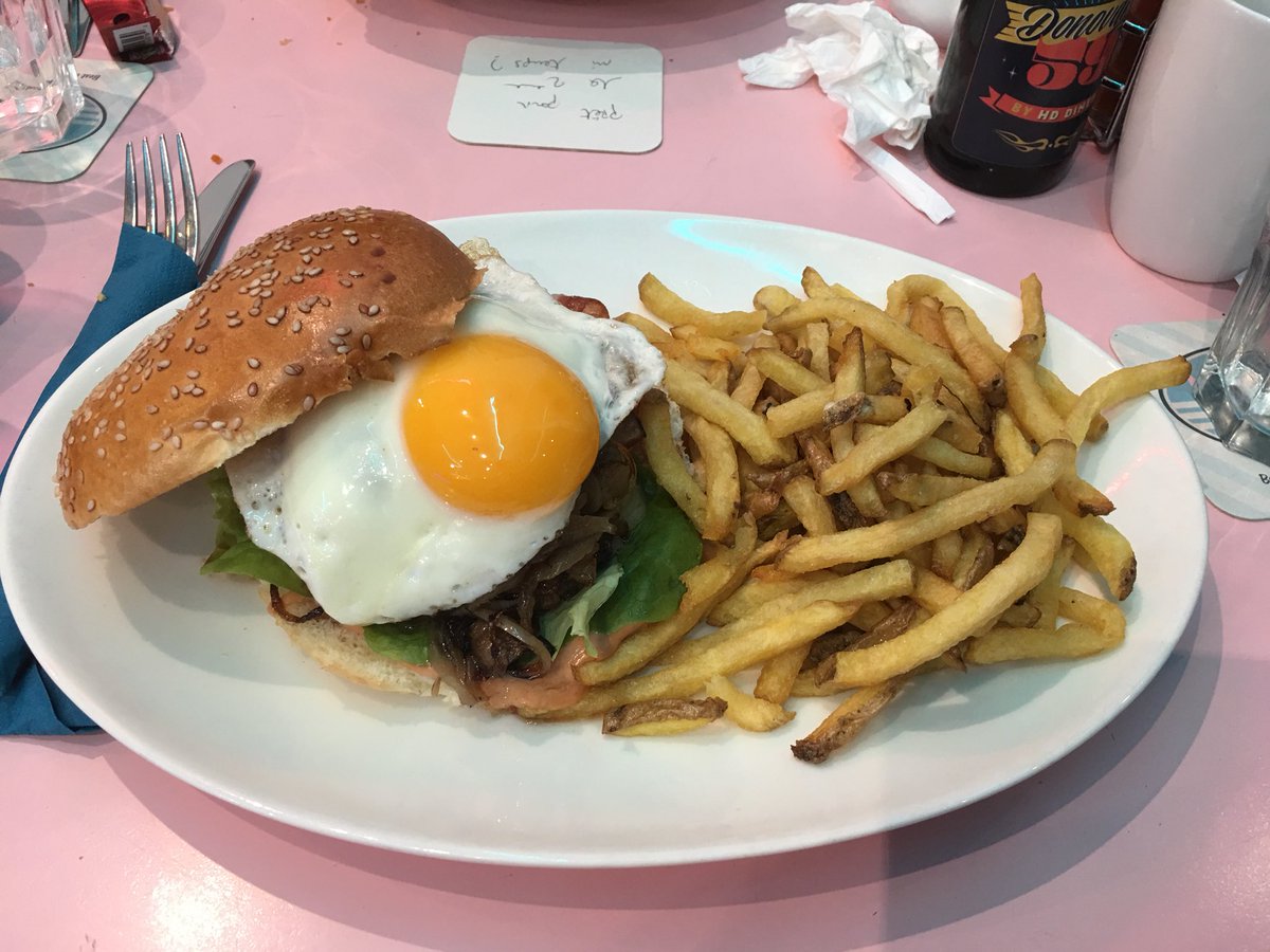 CQPLH's tweet photo. Un bon repas ! Burger et milkshake au top . @HdDiner50s https://t.co/0tJFziugHF