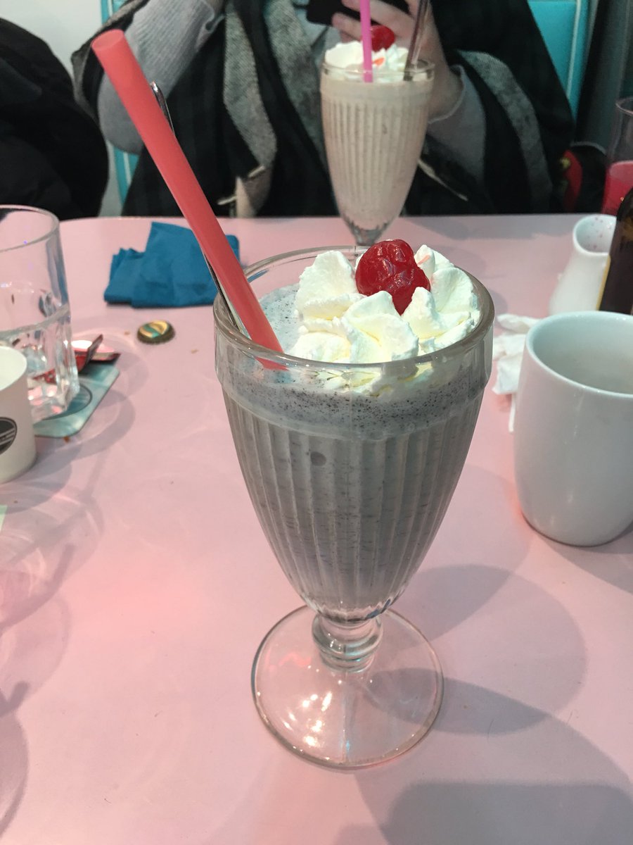 CQPLH's tweet photo. Un bon repas ! Burger et milkshake au top . @HdDiner50s https://t.co/0tJFziugHF