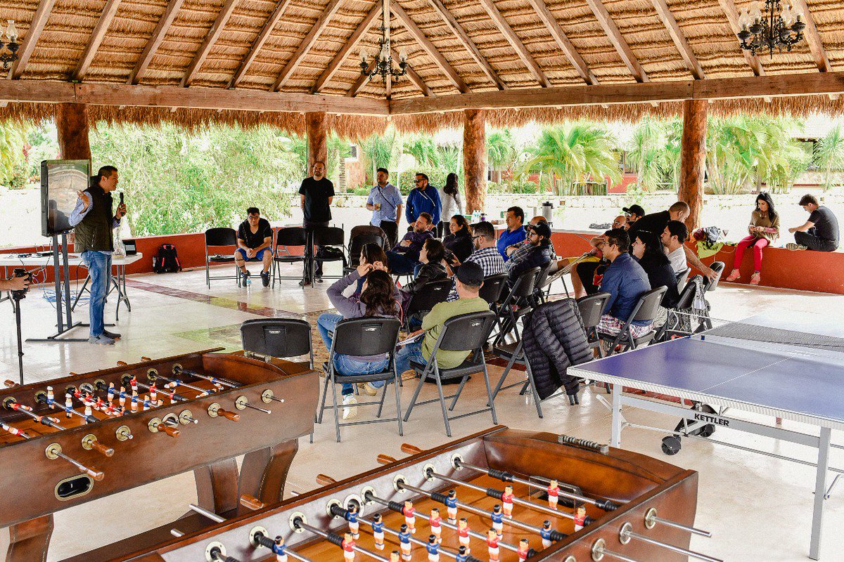 aaronbenitez_'s tweet photo. First time I give a talk at a palapa. Lovely #hacienda in #SotutadePeón with the nice #ClickFest crew and folks. We talked about #business, #management, #ArtificialIntelligence, #blockchain, and more | #photographers #weddingphotography https://t.co/bUw0P0tNd5
