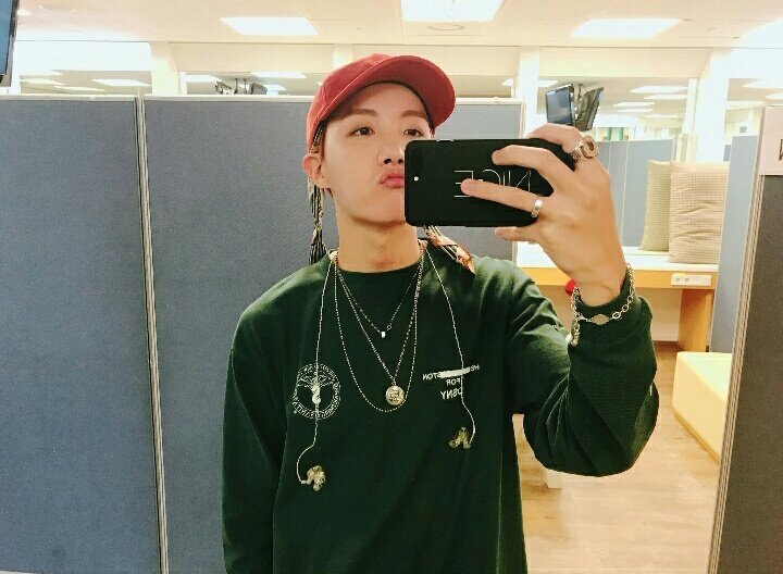 ARMY67150's tweet photo. #JHopeYourePerfect https://t.co/8dbbR4zswB