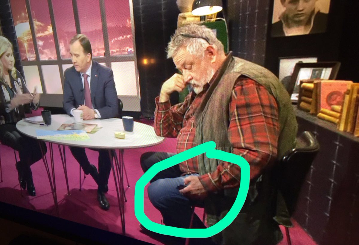 Wiketorian's tweet photo. Löfven  gästar "veckans brott" o Leffe drar fram mobilen 😁 https://t.co/nkDi4DrRJh