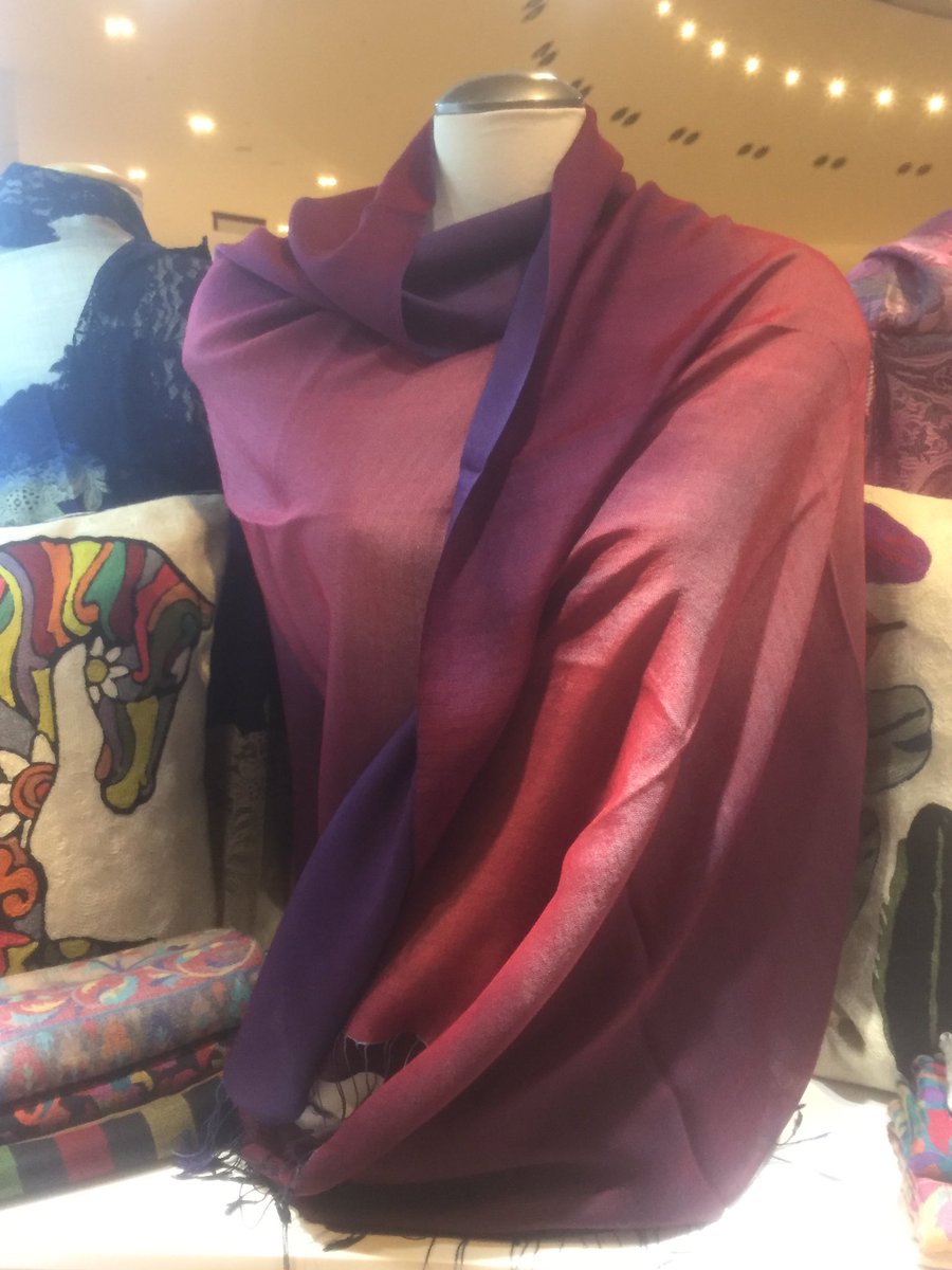 leaseCartWheels's tweet photo. Only 2 days left for KASMIR pop-up shop @erinmillstown !! Lots of beautiful pashminas, scarves and pillows. Alll high-end quality . 
#popupshop #pashminas #cashmere #scarves #silk #quality #gorgeous #Mississauga #supportlocal https://t.co/POX7sJiGzU