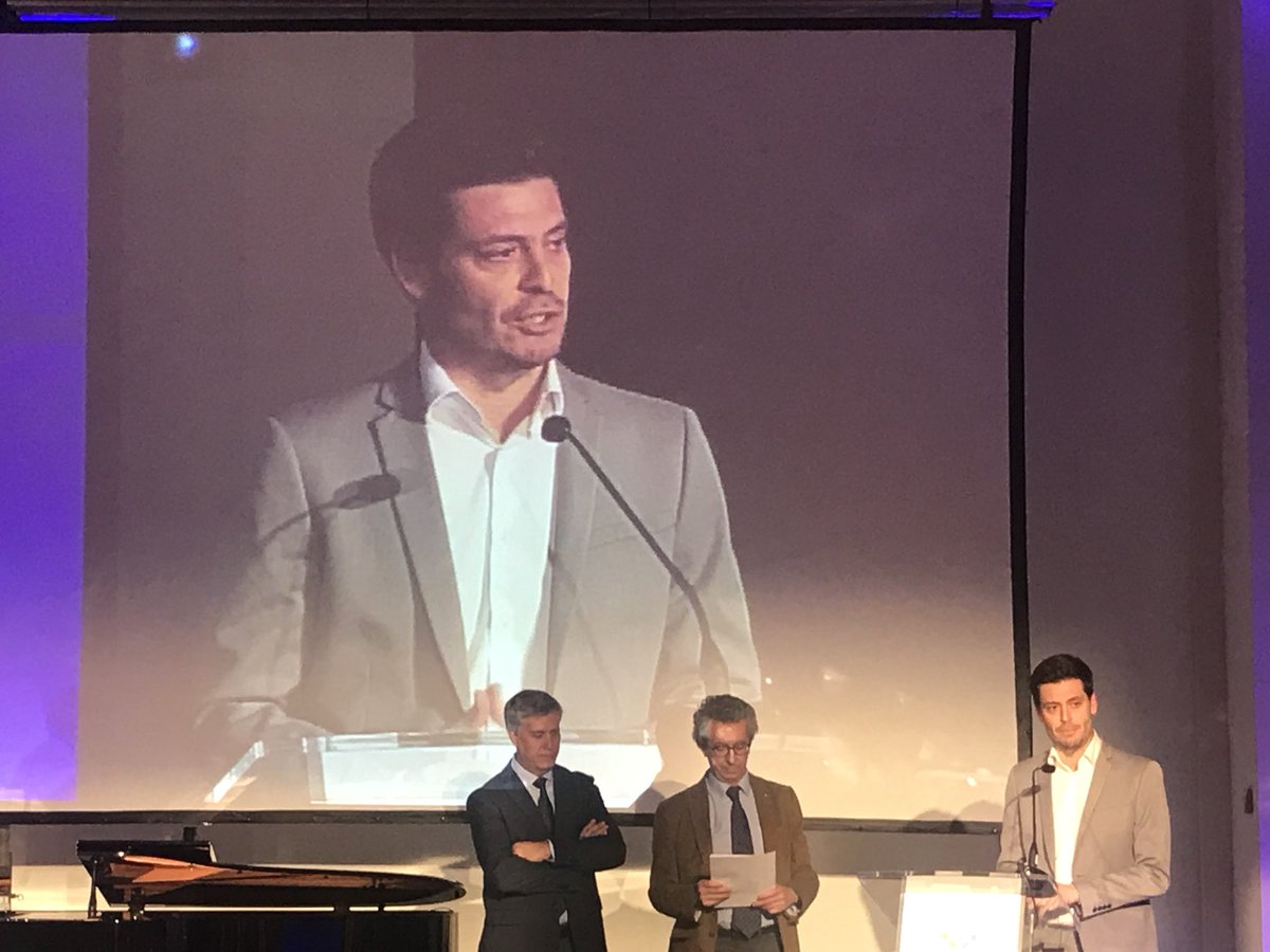 <a href="/75Minutos/">75 Minutos</a> de <a href="/canalsur/">CanalSur</a> ha recibido esta noche el III Premio de Periodismo del <a href="/ForoTransfiere/">Foro Transfiere</a> junto con <a href="/lab24_tve/">Lab24</a> Enhorabuena a todos los compañeros!