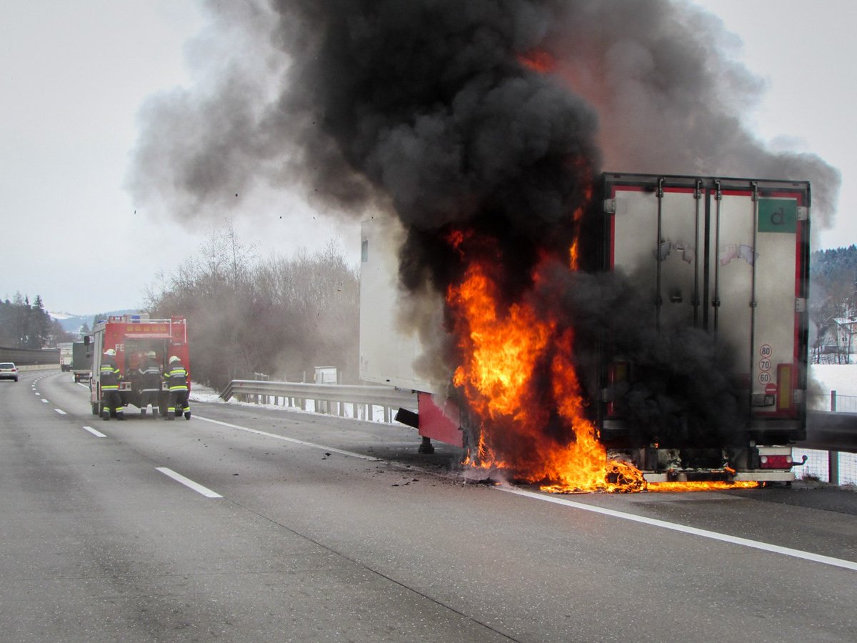 ffnestelbach's tweet photo. Letzter Einsatz: 13.02.2018 10:54 Uhr - Brennender LKW auf der A2 Südautobahn Fahrtrichtung Wien zwischen Laßnitzhöhe und Gleisdorf-West https://t.co/ZX3h87Aq6x
"Gefällt mir" gilt für den geleisteten Einsatz der Kameraden der Freiwilligen #Feuerwehr #Nestelbach bei #Graz https://t.co/X2Zhx5rKGc