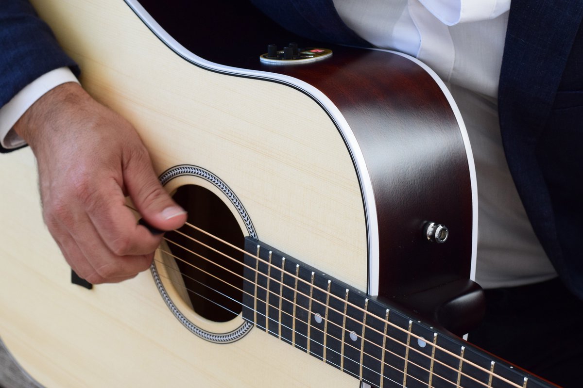 Get up close &amp; personal with the sound and feel of an all-solid-wood acoustic. With the Maritime SWS SG QIT, players can enjoy the exquisite pairings of a solid select pressure tested spruce top, solid mahogany back &amp; sides, along with a 1.8” nut width— perfect for fingerpicking