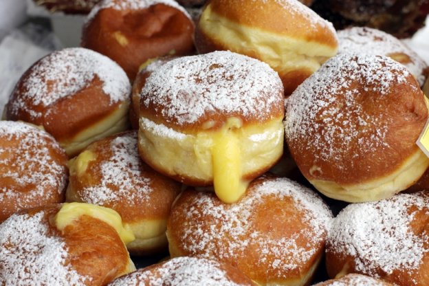 ItalyMagazine's tweet image. A breakfast (or afternoon snack) of champions. We're talking about delicious #Bombolone: fried dough, round in shape, soft and sweet, either empty or filled with crème patissière, chocolate, nutella or jam, and topped with icing sugar. italymagazine.com/dual-language/…