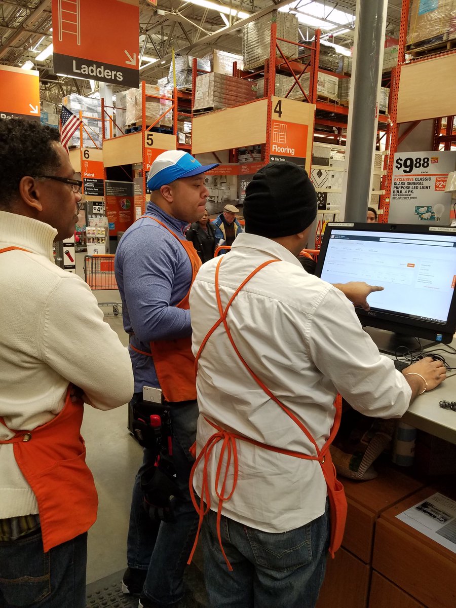PamelaHRG's tweet photo. Str1216 associates learning how to release an order #opsday @FrankCarlick @FelixRamirezD82 @NalineeHobert @alindosp https://t.co/qmk3yyBxBG