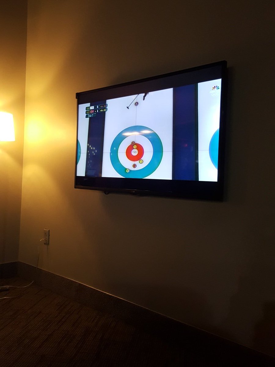 sixteennine's tweet photo. They've got curling on in the LaGuardia Air Canada lounge. #onlyguywatching https://t.co/AEMIN1Y87b