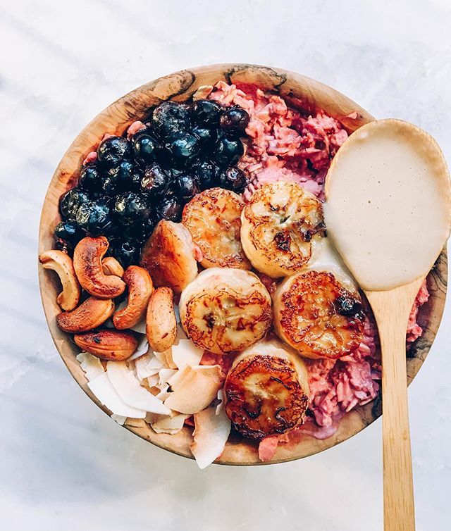 Red Velvet Oats for breakfast 🤤 with caramelized bananas 🍌🔥 maple syrup glazed blueberries, coconut toasted cashews and creamy ol' tahini. Words can't describe how good this was!
✔️ My Recipe
For the oats:
1 cup of gf oats⠀
1 cup of coconut milk⠀
1 tbsp. of root beet pow…