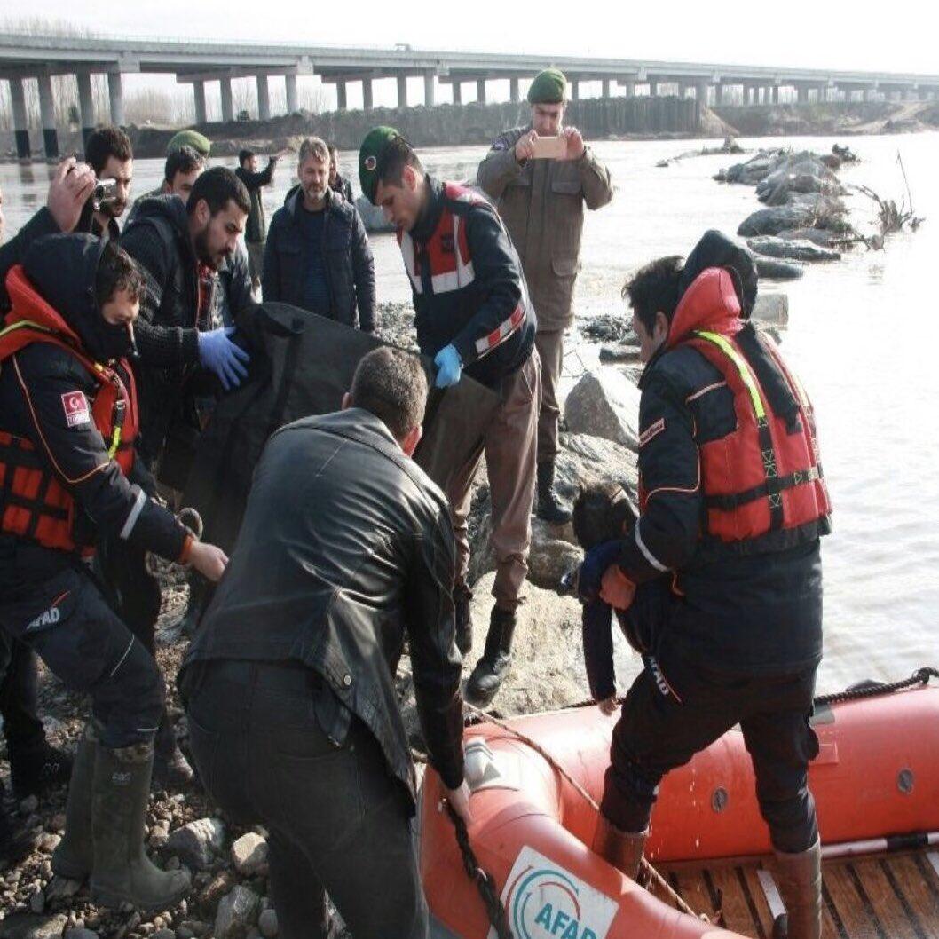 Marodriguez1971's tweet photo. 2. Ahora, pensad en más personas. Dos familias, de Turquía a Grecia. Río Evros @ilticarehberi https://t.co/qaNdI5GhYY