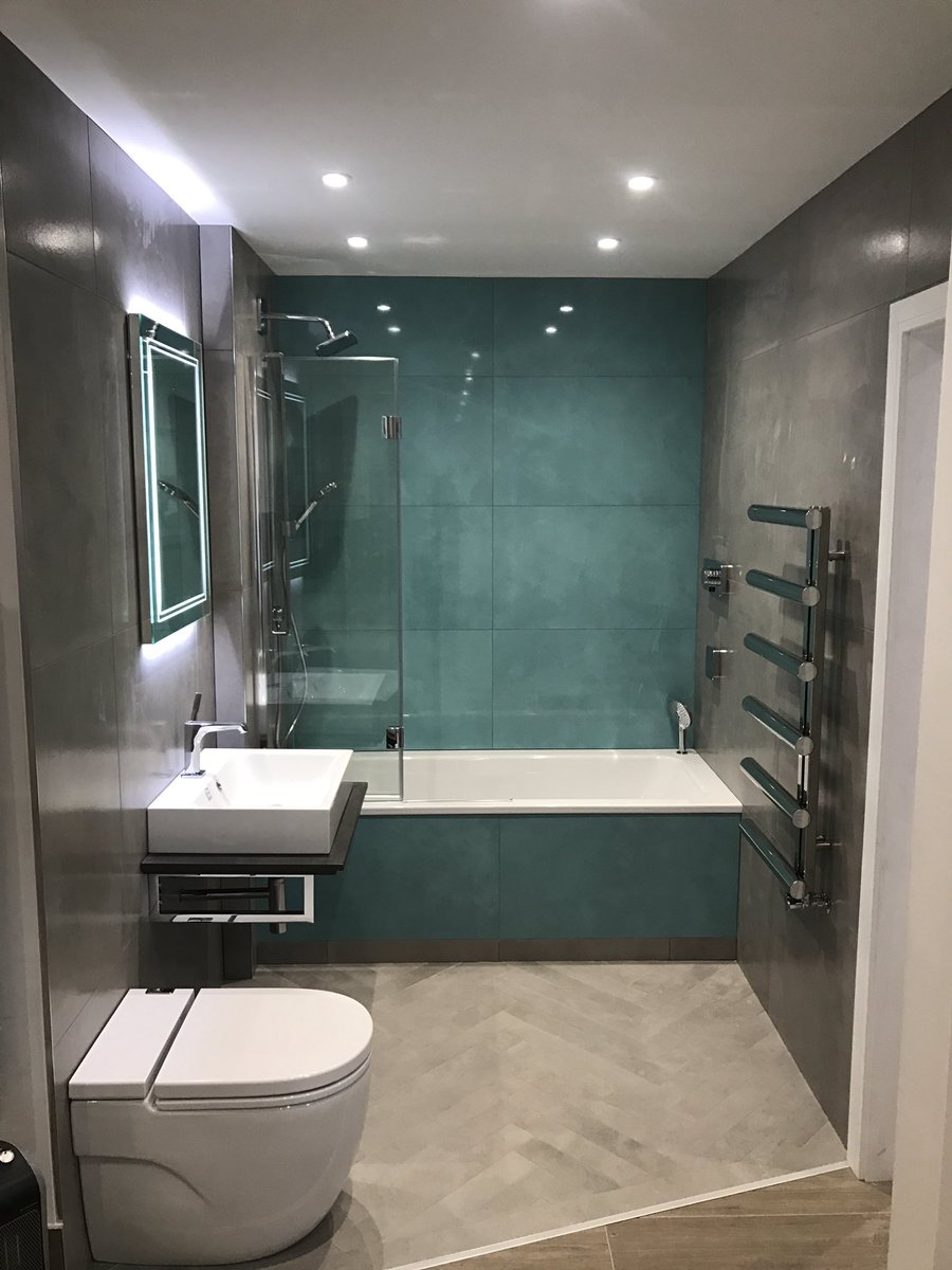 Feature turquoise wall in the working showroom display along with @Hansgrohe_UK AXOR, <a href="/BisqueRadiators/">Bisque Radiators</a> <a href="/MerlynShowering/">@merlynshowering</a> @RocaUK in-tank &amp; Kaldewei ... really glad the colours work well together..😊