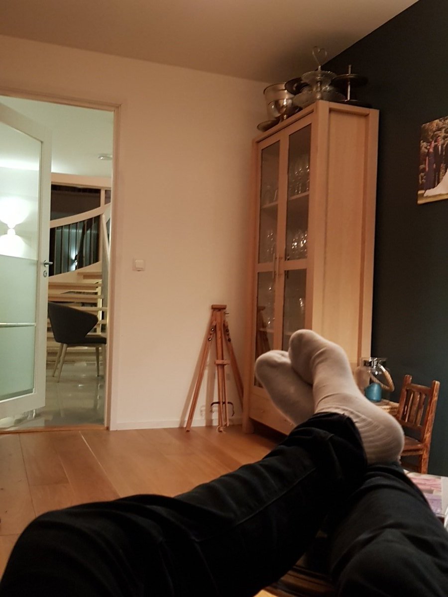 chrisfuglz's tweet photo. digg å slenge beina på bordet etter en lang dag #trettito https://t.co/VwNoxfHspJ
