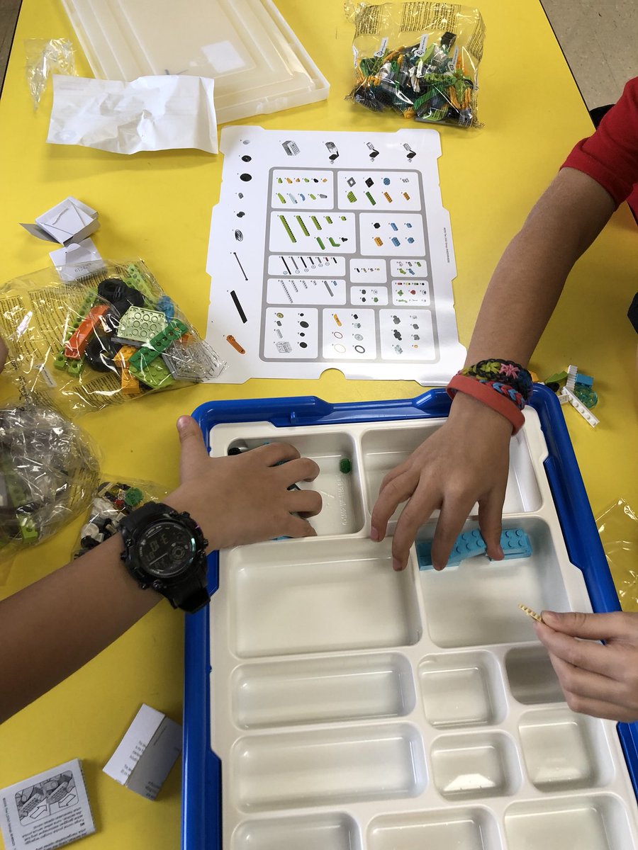 MeshaDaniel's tweet image. Glen Cove @GlenCoveStars 1st, 2nd and 3rd graders building their own robot!! #codingrules!  #THEDISTRICT